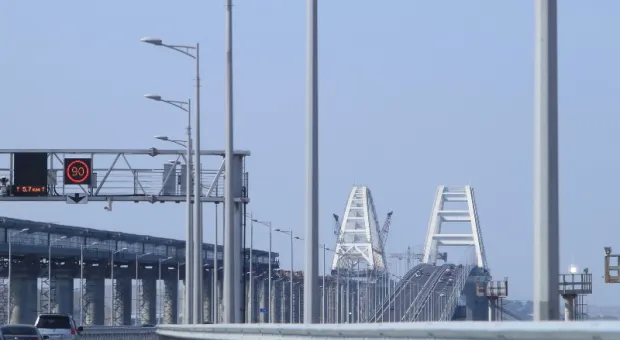 Крымский мост засыпали солью
