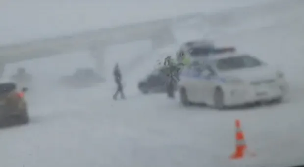 В Крыму 32 автомобиля не поделили снежную трассу