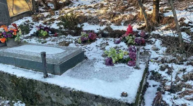 Мародеры спилили чугунные ограды на кладбище в Крыму