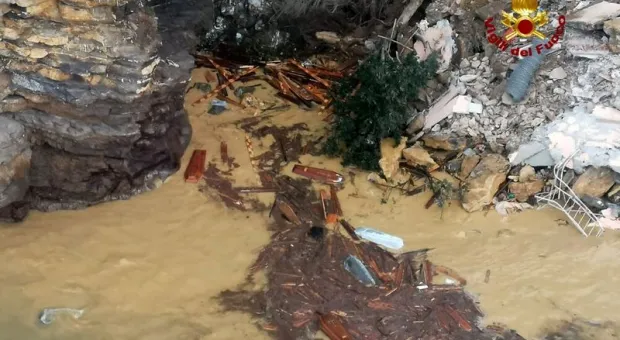 Сотни гробов упали в море с рухнувшей скалы