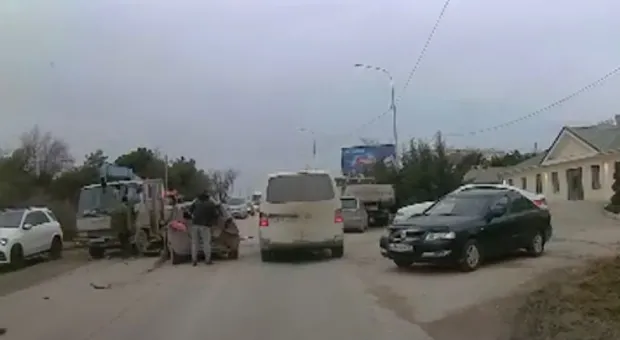 В Севастополе водитель грузовика спровоцировал тройное ДТП