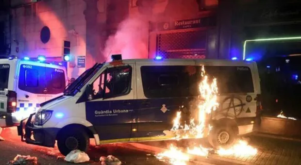 Беспорядки в Барселоне не стихают
