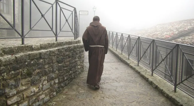 За убийство трех человек разыскивают монаха