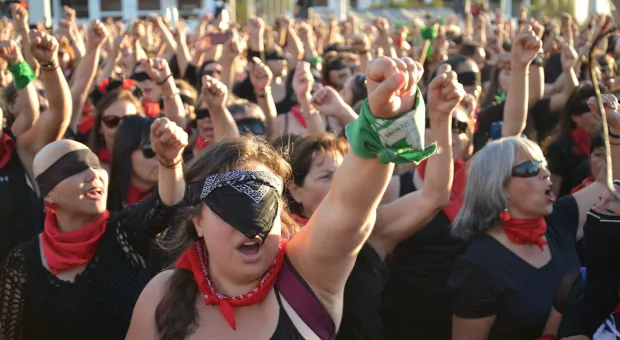 Марш феминисток в Испании атаковали женщины ультраправых взглядов
