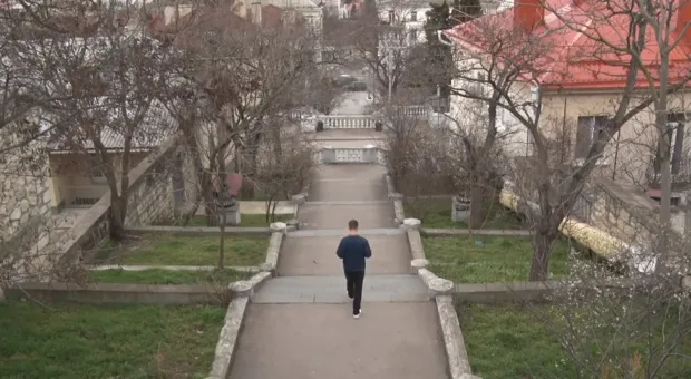 Таврическую лестницу в Севастополе отмыли от варварской росписи 