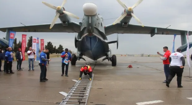 По поручению Путина силач из Крыма сдвинул с места самолет