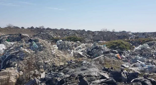 Территория у КОС «Южные» в Севастополе превратилась в мусорную свалку