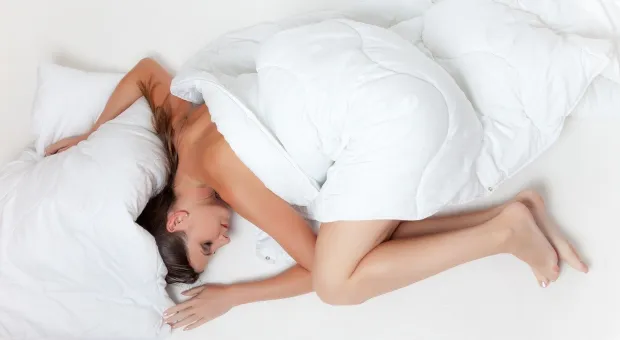 Назвали самые опасные позы для сна