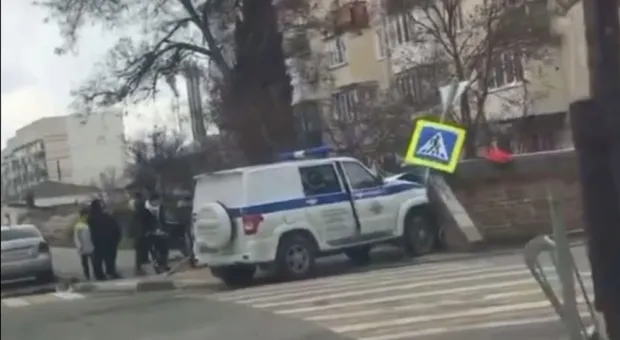 Севастопольский водитель «вытолкал» полицейский УАЗ с дороги