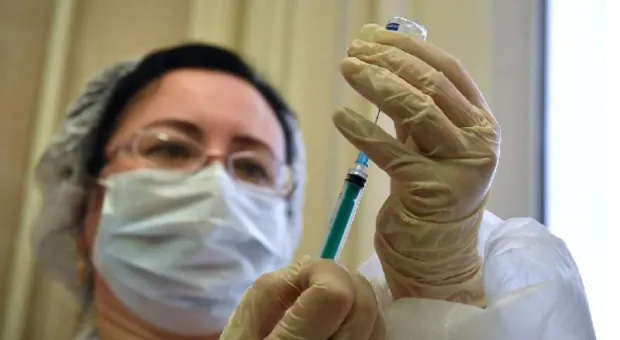 Вакцину от коронавируса приняли почти 18 тысяч севастопольцев