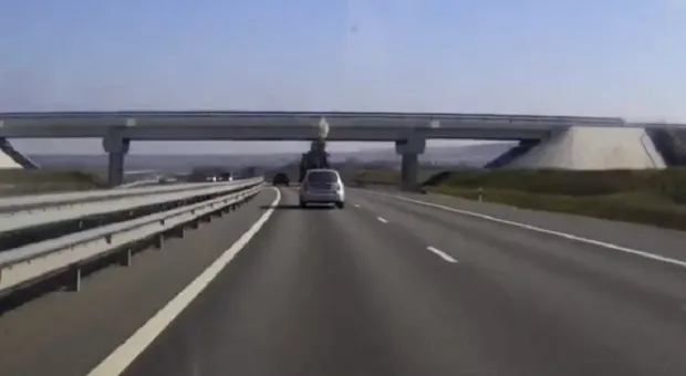 На федеральной трассе в Крыму грузовик не вписался под мост
