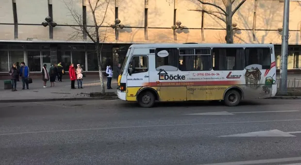 В столице Крыма автобус въехал в остановку с людьми