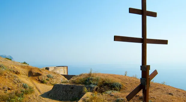 В Севастополе демонтируют поваленный поклонный крест у «бочки смерти» 