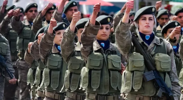 Военным в Швейцарии разрешили носить женское бельё