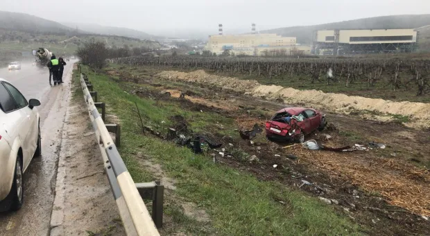 Автомобиль улетел в виноградники на трассе под Севастополем