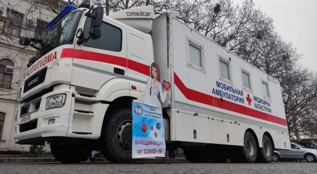 Мобильный пункт вакцинации от коронавируса развёрнут на площади Нахимова