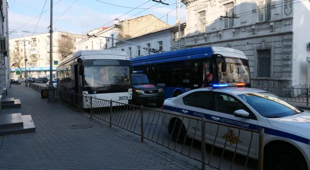 «Патриот» цвета хаки врезался в мирный севастопольский троллейбус