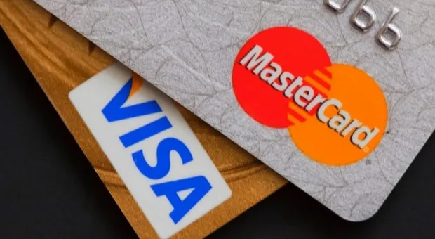 Россиян предупредили о возможном отключении от Visa и MasterCard