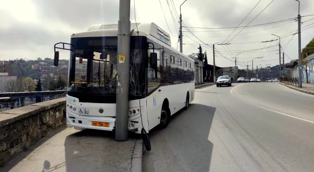 В Севастополе автобус въехал в столб 
