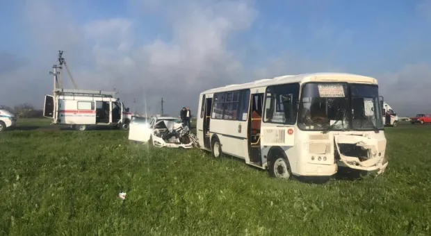 Пять человек пострадали в ДТП с рейсовым автобусом в Крыму