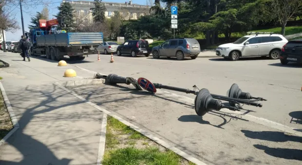 Упавший столб блокировал дорогу у штаба флота в Севастополе