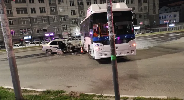 В Севастополе ночью автомобиль «Ланос» разбился о пассажирский автобус