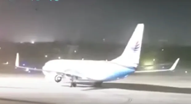 Видео: мощный ветер развернул самолет и погубил 11 человек