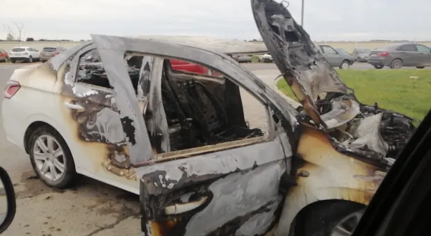 В жилом районе Севастополя по неизвестным причинам сгорел автомобиль