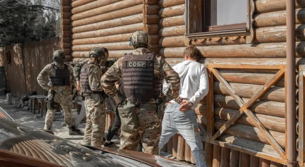 Канистра с ювелиркой: в Севастополе задержали банду вежливых домушников 