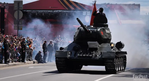 Дети, девушки и советский танк: в Севастополе прошёл парад Победы 
