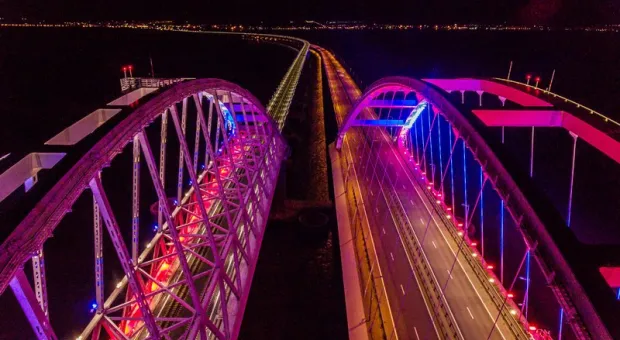 Новая подсветка на арках Крымского моста слепит водителей