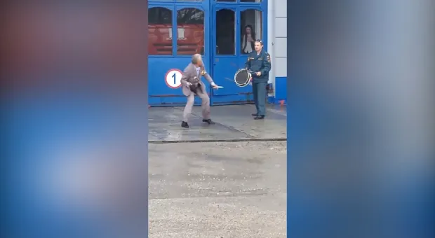 На севастопольскую пожарную часть напал дедушка с ножом и орденами (видео)