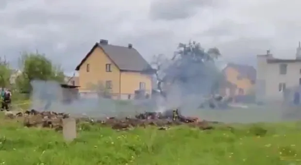 В Белоруссии в черте населённого пункта упал самолет, погибли люди. Видео