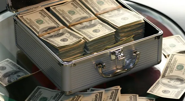 Губернатору Севастополя запретили хранить деньги в иностранных банках