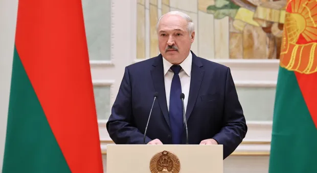 Лукашенко с дубиной: поступок президента сравнили с крестьянской смекалкой