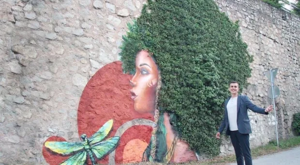 В Крыму растения превратили в граффити на подпорных стенах