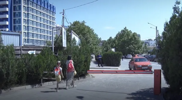 У неизвестного с городской парковки Севастополя отберут шлагбаум силой