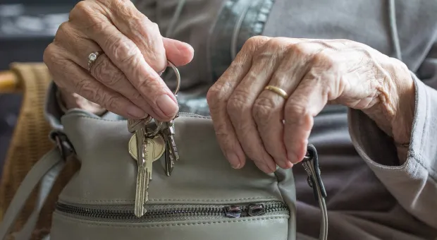 Севастопольских пенсионеров продолжают «кидать» на квартиры
