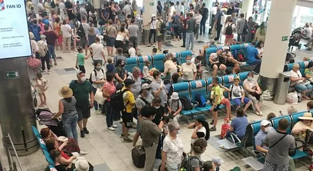 Пассажиров авиарейса в Крым держали в самолете 4 часа