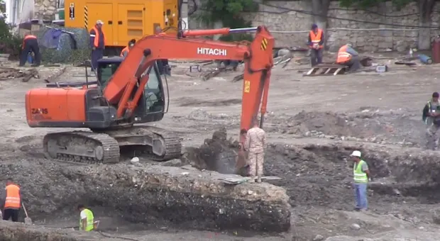 Сокровищница древностей найдена в Херсонесе на месте работы строительной техники