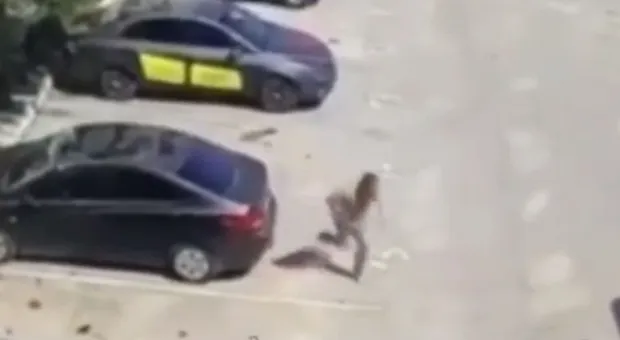 В Севастополе мужчина прыгнул с третьего этажа на машину и убежал