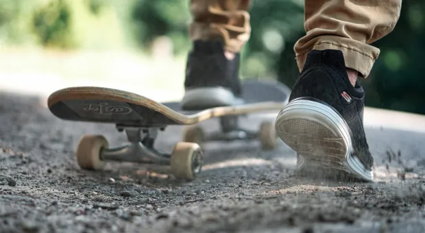 В Севастополе малолетний хулиган со скейтбордом калечит детей