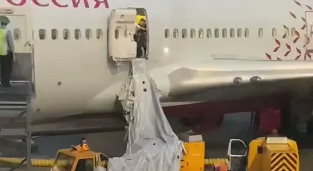 Психанул: пассажир открыл аварийный люк самолёта из-за духоты в салоне. Видео