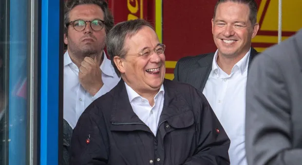 Возможный преемник Меркель смеялся во время речи о жертвах потопа в Германии