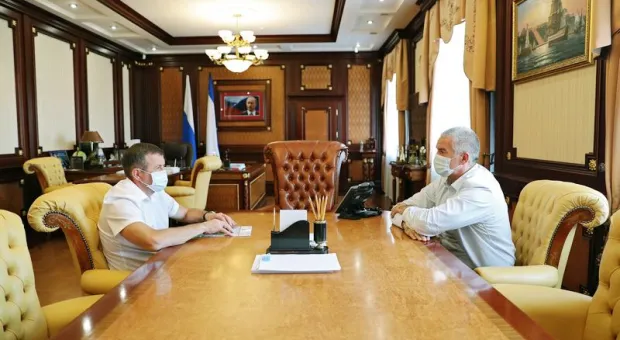 Два крымских министра подали в отставку в один день