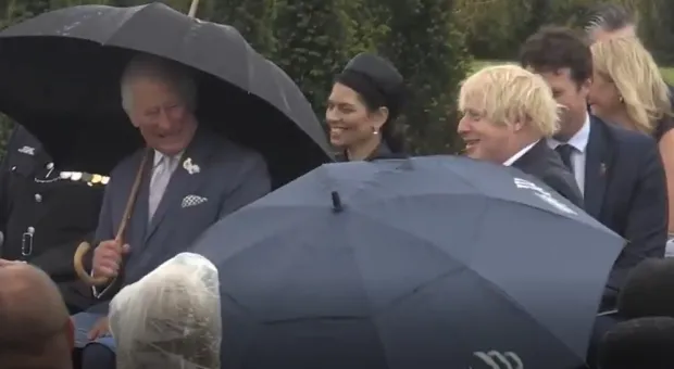 «Придворный шут»: британцев рассмешила борьба Бориса Джонсона с зонтом. Видео
