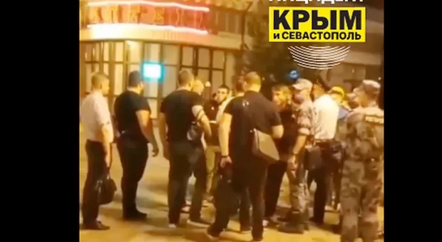 «Отошел со стволом»: массовая драка в центре столицы Крыма попала на видео