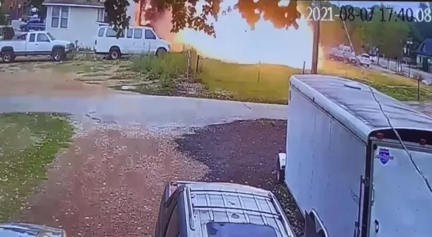 Падение самолёта на лужайку перед домом попало на видео