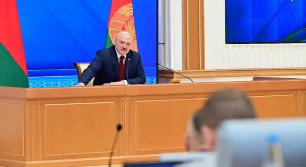«Чай, не мальчик»: в соцсетях обсуждают странную походку Лукашенко. Видео