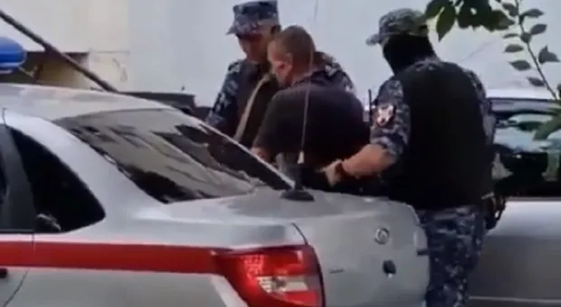 Вооруженный мужчина угрожал детям на детской площадке в Крыму
